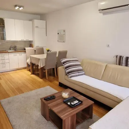 Rita Near Trstenik דירה *